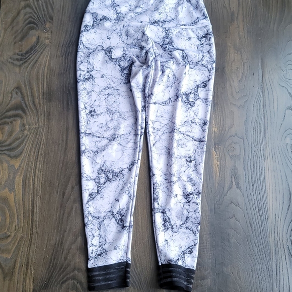 Onzie marble yoga pants - Picture 1 of 3